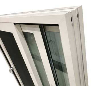 finestra scorrevole in alluminio di colore bianco