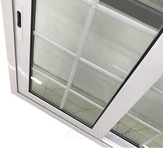 finestra con telaio in alluminio di colore bianco