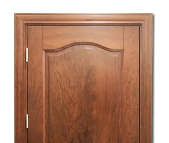 semplice porta in legno intagliato a mano