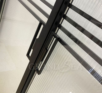Porta scorrevole esterna in alluminio per balcone