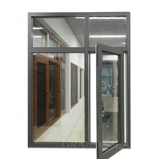 finestra a battente in alluminio di colore grigio
    
