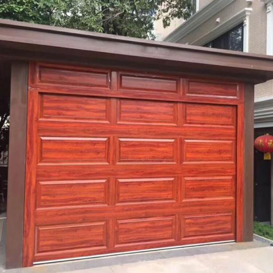 Porta da garage in alluminio con venature del legno
    
