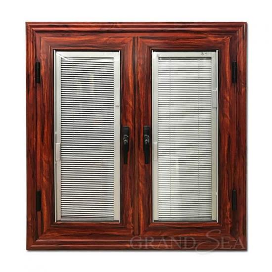 finestra in alluminio con venature del legno
    