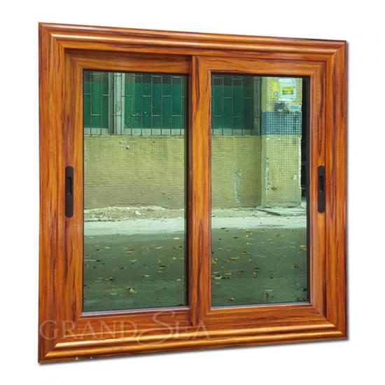 finestra scorrevole in alluminio con venature del legno
    