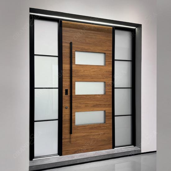 intaglio della porta d'ingresso in legno