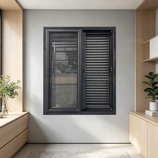 finestra con persiana in alluminio nero