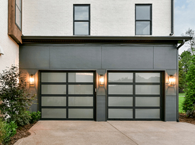 Composizione e panoramica della porta del garage
    