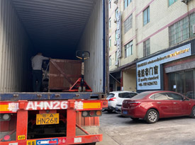 Un container pieno di finestre e porte viene spedito in Libano
    